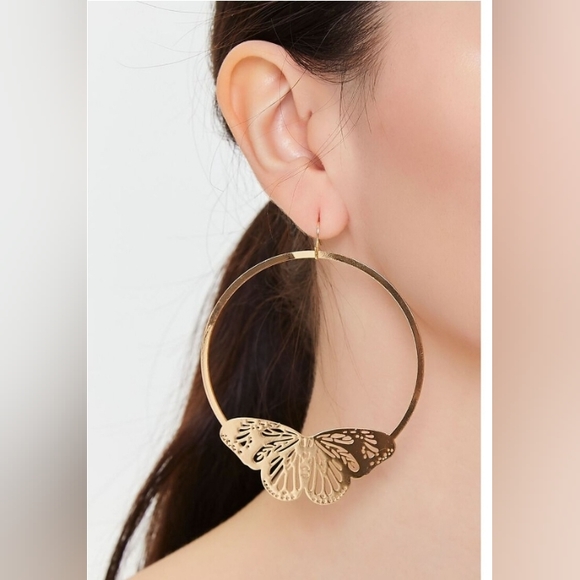 ✨️🦋  BUTTERFLY LARGE  GOLD TONE HOOP EARRINGS 🦋✨️ - Picture 2 of 2